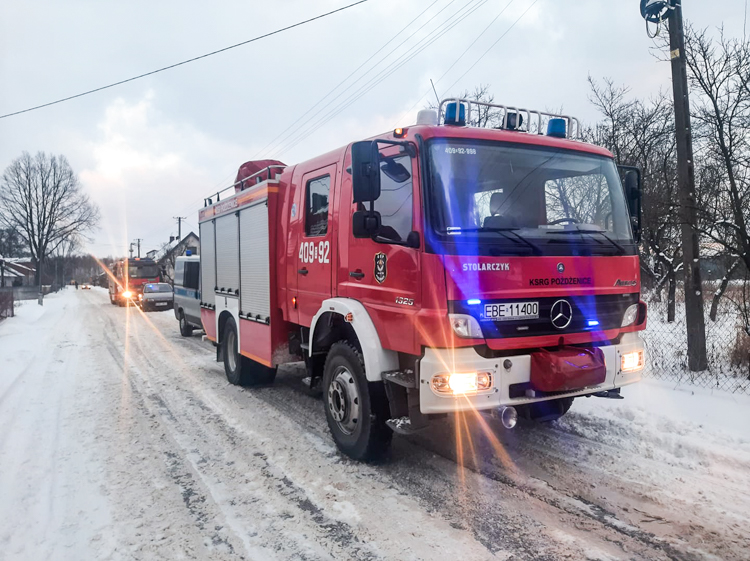 Strażacy wyważyli drzwi, niestety było już za późno. W środku znaleźli martwego 70-latka z gminy Zelów - Zdjęcie główne