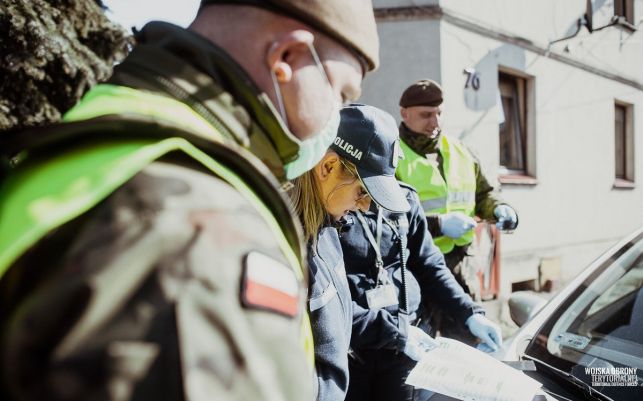 Blisko pół tysiąca osób w kwarantannie! Wojsko pomaga bełchatowskiej policji - Zdjęcie główne