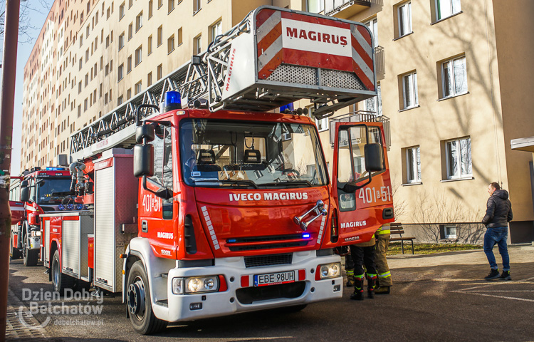 Wozy strażackie pod wieżowcem na osiedlu Dolnośląskim. Alarm wszczęła sąsiadka - Zdjęcie główne