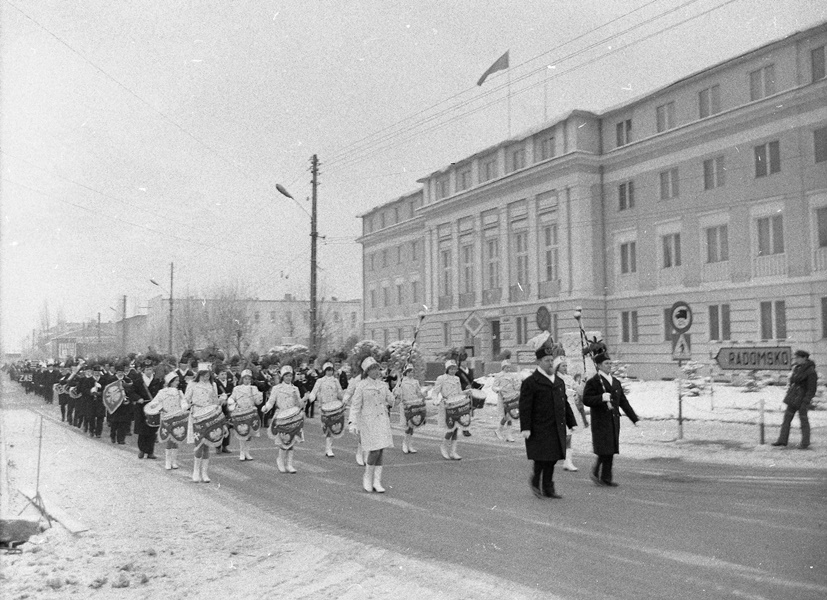 Dawniej orkiestrze KWB Bełchatów towarzyszyły również mażoretki/Fot. Archiwum KWB Bełchatów