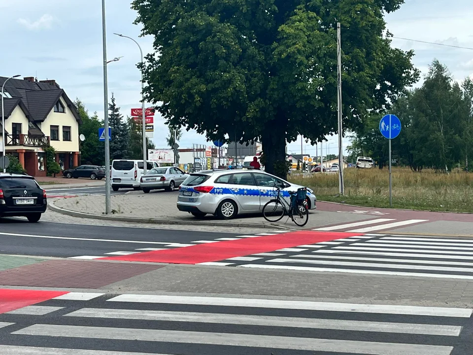 Kierująca nie zauważyła rowerzystki. Policja i pogotowie przy bełchatowskim rondzie - Zdjęcie główne