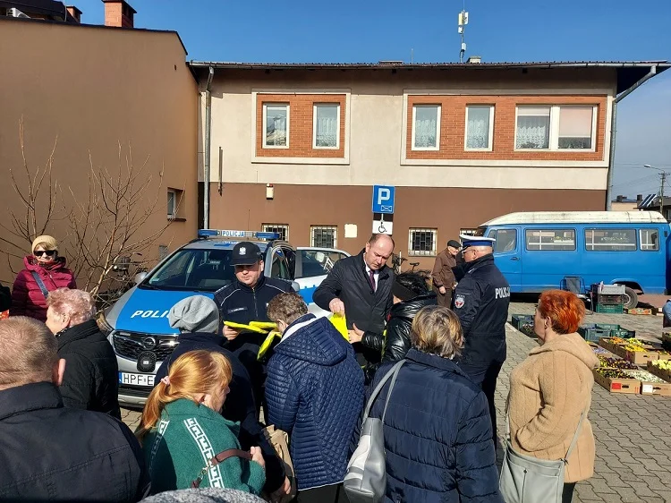 Policyjna akcja na targowisku w Szczercowie. Wójt pomagał funkcjonariuszom [FOTO] - Zdjęcie główne