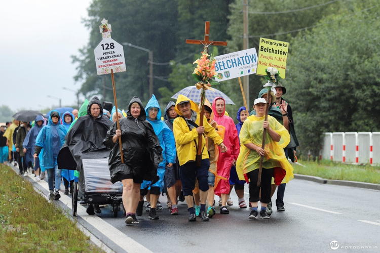 Pielgrzymka z Bełchatowa w strugach deszczu. Kolejny dzień pątników w drodze na Jasną Górę [FOTO] - Zdjęcie główne