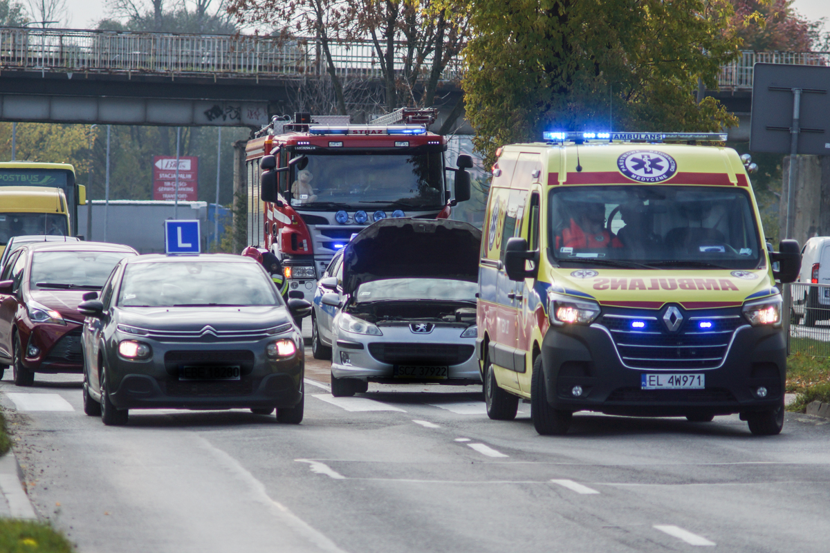 Niebezpiecznie na Wojska Polskiego. Chciała przepuścić pieszego... sama trafiła do szpitala [FOTO] - Zdjęcie główne