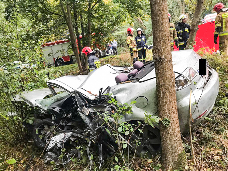 Śmiertelny wypadek w powiecie bełchatowskim. Ciało przez kilka godzin leżało w aucie [FOTO] - Zdjęcie główne