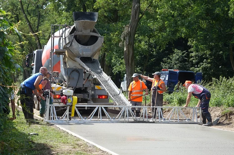 Przebudują ważną drogę na obrzeżach Bełchatowa. Remont rozwiąże problem z podtopieniami? - Zdjęcie główne