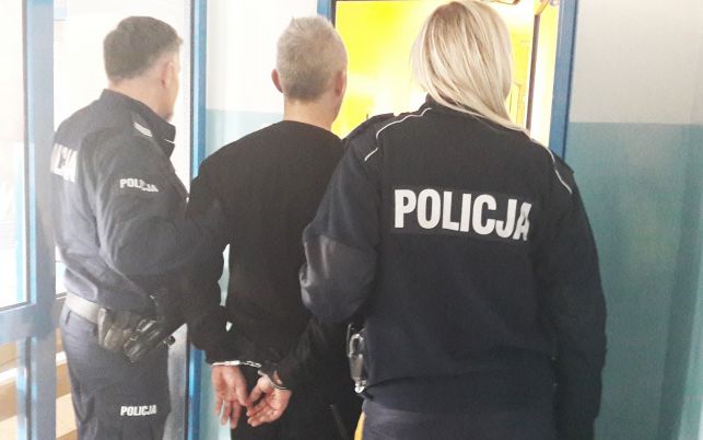 Groził sąsiadce spaleniem i obrzucił jej dom kamieniami.  Oberwało się też policjantom. Wszystko przez kolor dymu z komina - Zdjęcie główne