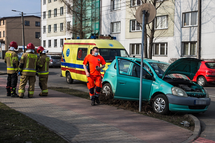 Zderzenie dwóch osobówek na Okrzei. Droga całkowicie zablokowana [FOTO] - Zdjęcie główne