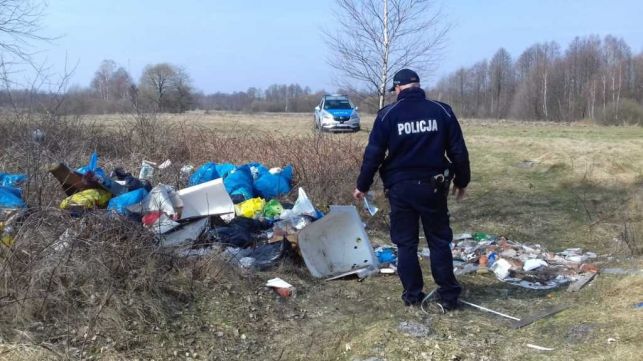 Policja namierzyła "śmieciarkę"... Za nielegalne wysypisko mandat i sprzątanie - Zdjęcie główne