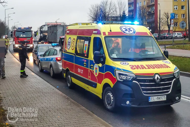 Niebezpiecznie na al. Wyszyńskiego. Mężczyzna przewieziony do szpitala [FOTO] - Zdjęcie główne