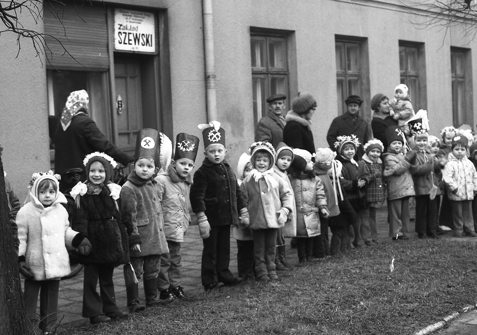 Dzieci z bełchatowskich przedszkoli w górniczych czapkach z kartonu pozdrawiają maszerujących górników/Fot. Archiwum KWB Bełchatów