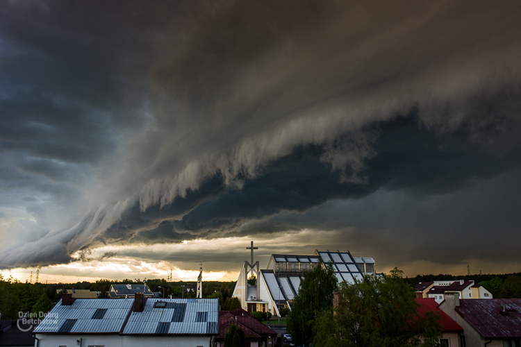 Nadciąga potężna burza nad Bełchatów. Możliwy gigantyczny grad i trąba powietrzna - Zdjęcie główne