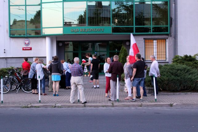 Protestowali przeciw pomysłom PiS w sprawie sądów [FOTO]  - Zdjęcie główne