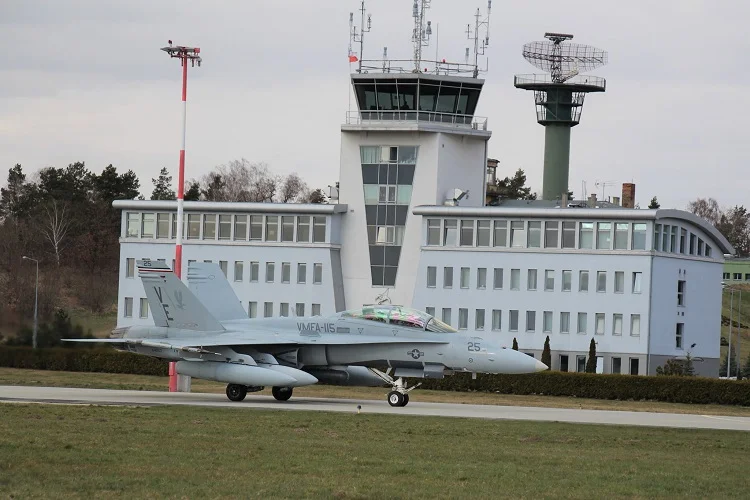 Kolejne samoloty w okolicach Bełchatowa. Do bazy w Łasku przyleciały myśliwce F-18  - Zdjęcie główne