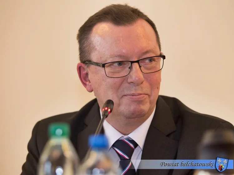 Przewodniczący Sławomir Malinowski posiadał w 2021 roku 125 tys. zł oszczędności oraz 53 041,56 zł zgromadzonych w PPE. Dodatkowo był właścicielem domu o powierzchni 152 m2 za 130 tys. zł, a także dwóch mieszkań (48,41 m2 i 47,85 m2) o szacunkowej wartości 80 tys. zł każde. Ponadto miał gospodarstwo rolne, warte 300 tys. zł, z którego uzyskał w ubiegłym roku 10 tys. zł dochodu, a także dwie inne nieruchomości za 35 tys. zł łącznie. Malinowski zasiadał też w radach nadzorczych trzech spółek: PKTiUK Gminy Bełchatów, ZUK w Zelowie i PWiK w Zelowie. Osiągnął z tego tytułu 24 704,35 zł dochodu. Ponadto na pracy w PGE S.A. radny zarobił 152 631,48 zł. Otrzymał też 27 353,63 zł diety i 1200 zł z wynajmu mieszkań. Był również właścicielem volkswagena passata z 2004 roku za ok. 12 tys. zł.