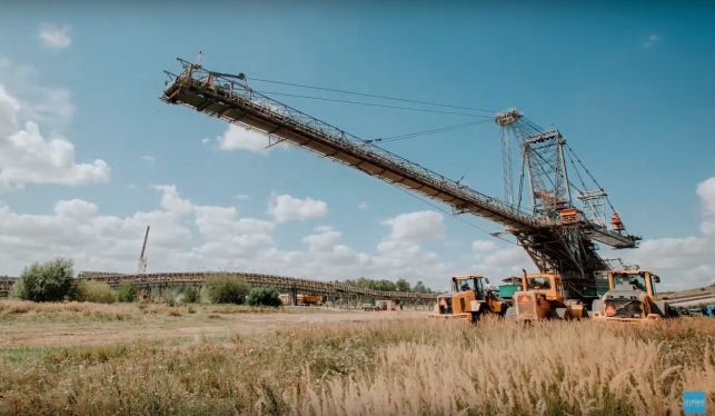 [VIDEO] Przejazd gigantycznej zwałowarki w efektownym timelapse  - Zdjęcie główne