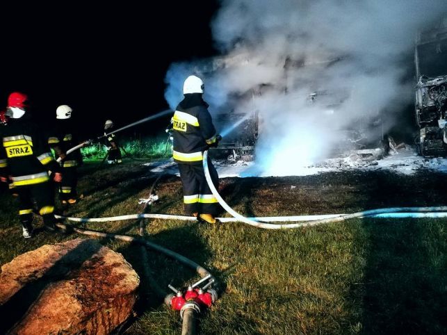 Spłonęły ciężarówki pod Zelowem. Straty szacuje się na kilkaset tysięcy złotych [FOTO][FILM] - Zdjęcie główne