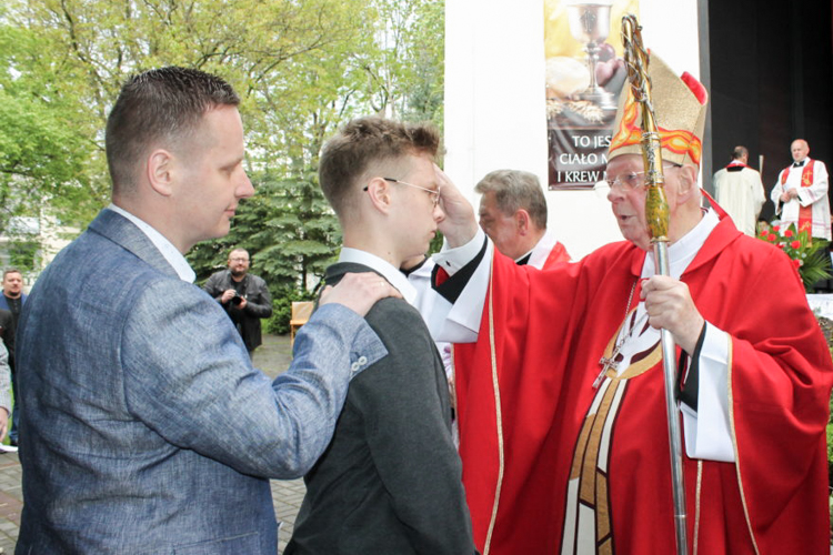 Bierzmowanie w bełchatowskiej parafii. Młodzież podarowała arcybiskupowi niecodzienny prezent [FOTO] - Zdjęcie główne