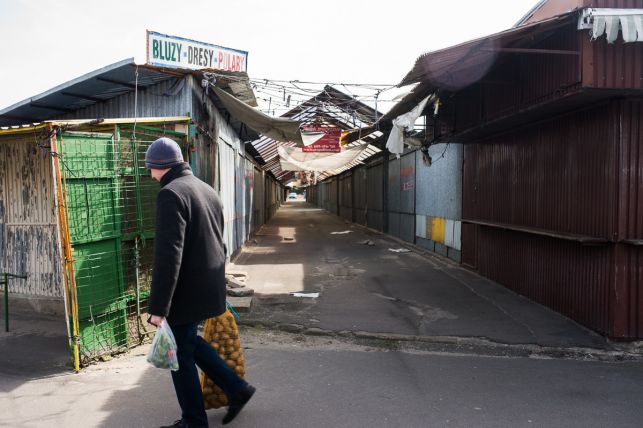 Targowisko w Bełchatowie świeci pustkami.  Zapadły decyzje w sprawie handlujących [FOTO] - Zdjęcie główne