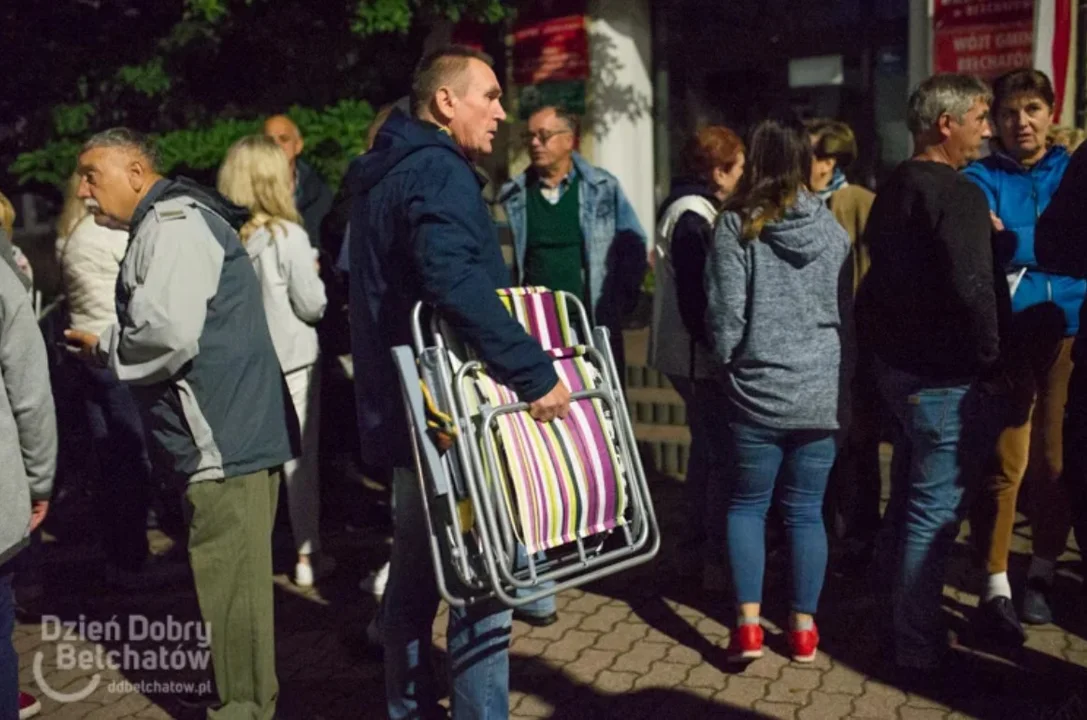 Stali w kolejce przed urzędem przez całą noc. Czy pieniędzy wystarczyło dla wszystkich? - Zdjęcie główne