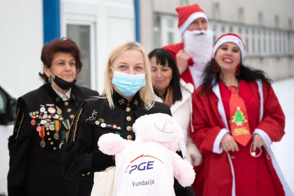 Górnicy z prezentami odwiedzili szpitale. Świąteczne przeboje zagrała kopalniana orkiestra - Zdjęcie główne