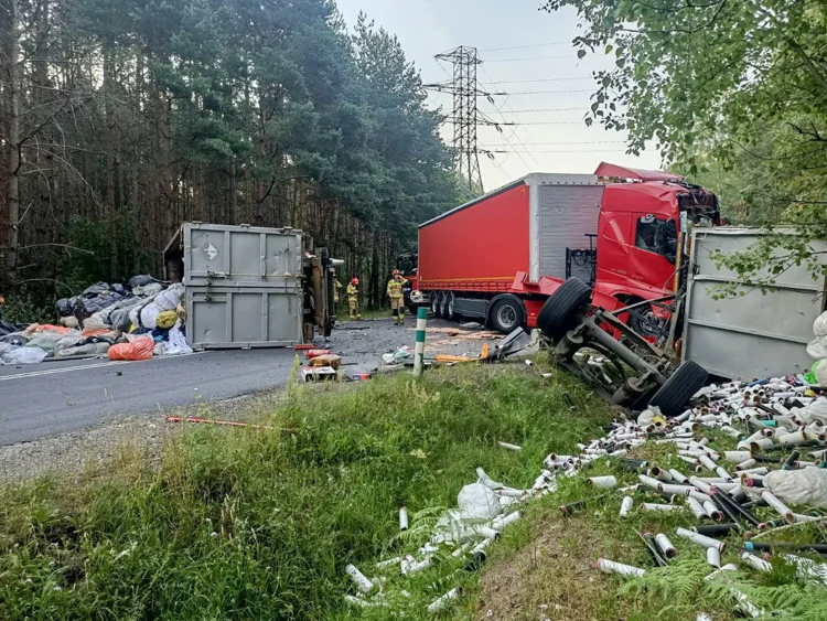 Zderzyły się dwie ciężarówki. Śmieci wysypały się na drogę, jedna osoba w szpitalu [FOTO] - Zdjęcie główne