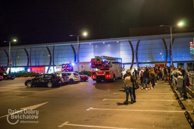 Ewakuacja kina w galerii Olimpia. Niebezpieczny ładunek miał znajdować się pod fotelem widza [FOTO] - Zdjęcie główne