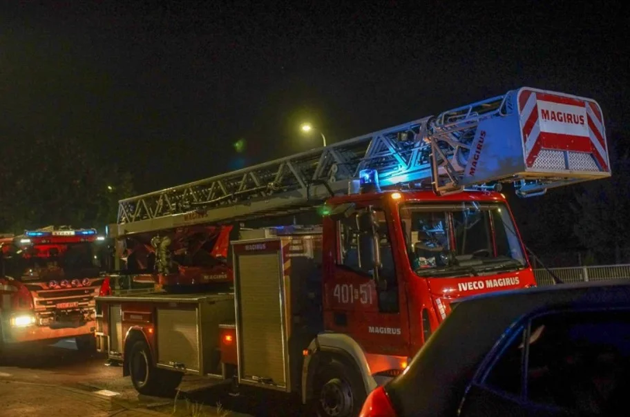 Trzy zastępy straży wezwane do jednego z bełchatowskich bloków. Powodem… papier toaletowy - Zdjęcie główne