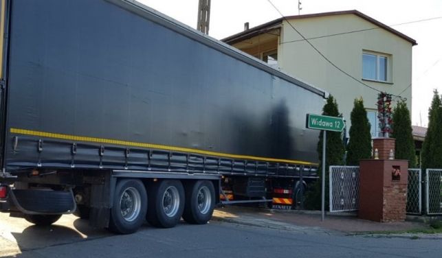 O krok od tragedii.  12-letnia rowerzystka w szpitalu, TIR  na ogrodzeniu - Zdjęcie główne