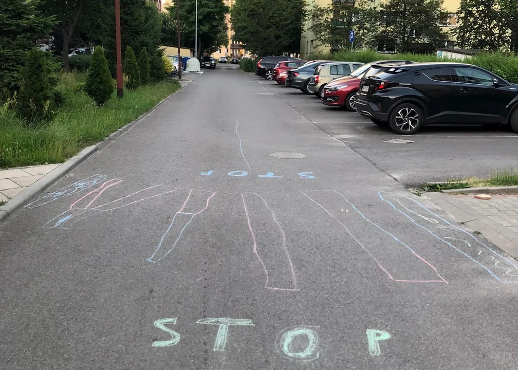 Dzieci namalowały... przejście dla pieszych. "Dostrzegają to, czego dorosłym wygodniej nie widzieć" [FOTO] - Zdjęcie główne