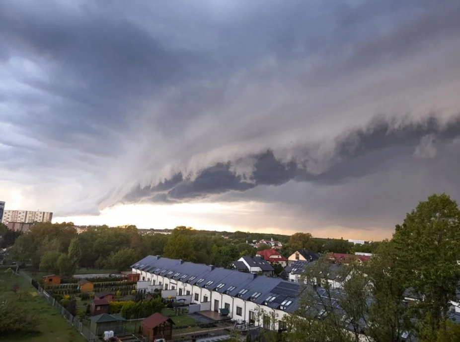 Trudne warunki nad Bełchatowem i okolicą. IMGW ostrzega mieszkańców! - Zdjęcie główne