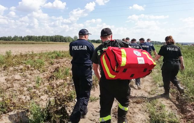 Finał poszukiwań 77-letniej kobiety w Kleszczowie. Ponad 100 funkcjonariuszy, kamery termowizyjne i psy tropiące w akcji [FOTO] - Zdjęcie główne