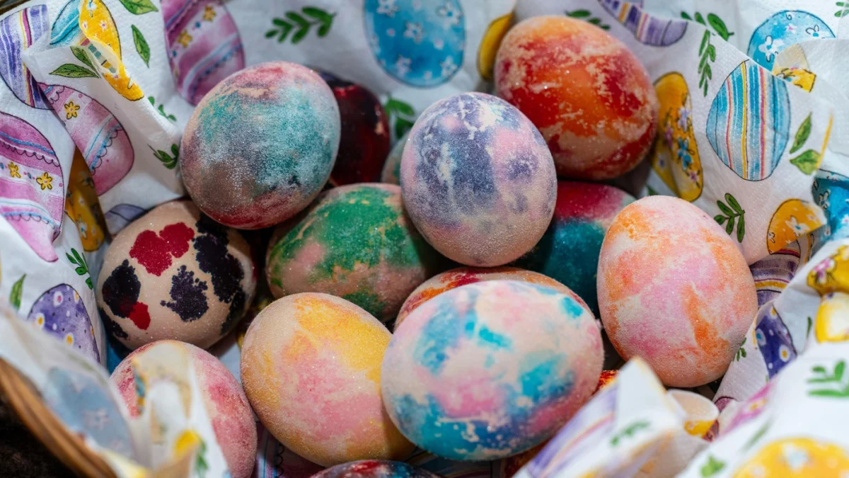 Dwa sposoby na viralowe pisanki. Te wzory podbijają internet i są banalnie proste