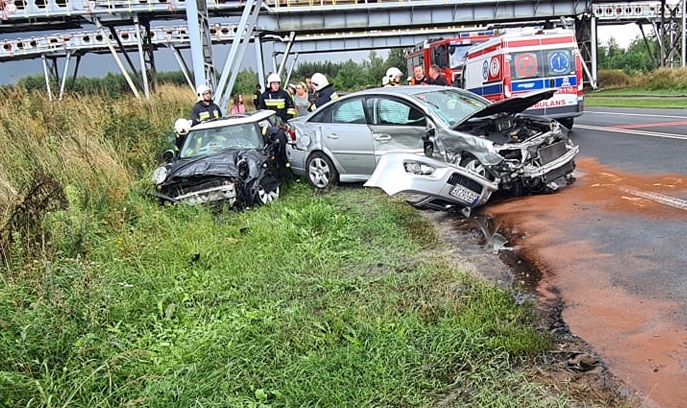  Czołowe zderzenie osobówek na obwodnicy Kleszczowa. Opel wpadł w poślizg [FOTO] - Zdjęcie główne