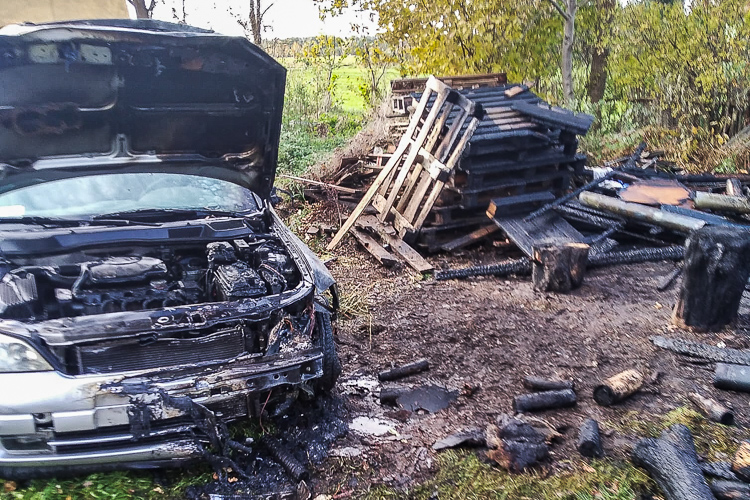 Budynek i samochód stanęły w płomieniach. Strażacy walczyli z ogniem pod Szczercowem - Zdjęcie główne