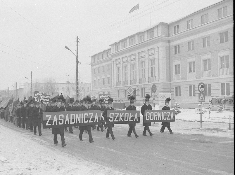 Uczniowie Zasadniczej Szkoły Górniczej w Bełchatowie podczas pochodu z okazji Barbórki/Fot. Archiwum KWB Bełchatów