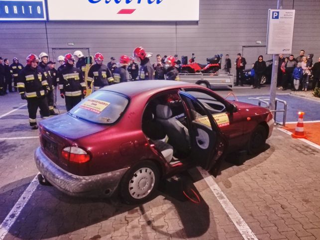 Akcja strażaków pod bełchatowską galerią. Z samochodu prawie nic nie zostało [FOTO][VIDEO] - Zdjęcie główne