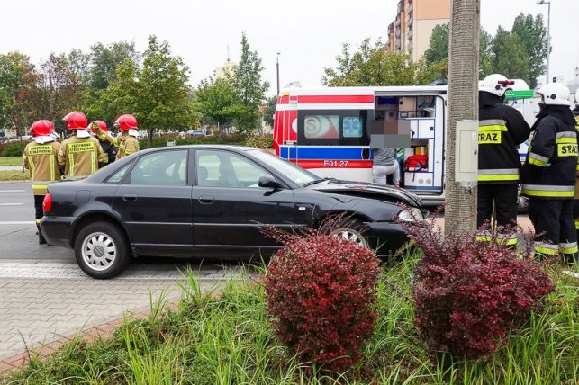 Uwaga kierowcy! Wypadek na Wyszyńskiego. Ruchem kieruje policja [FOTO] - Zdjęcie główne