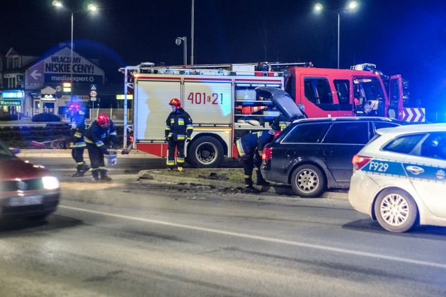 Zderzenie na rondzie w centrum Bełchatowa. Audi zatrzymało się na latarni [FOTO] - Zdjęcie główne