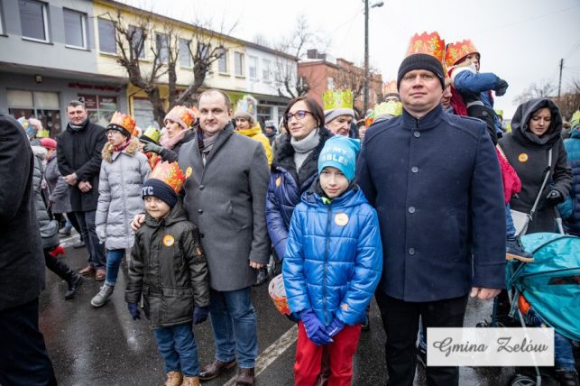 Ziejący ogniem diabeł, aniołowie i tłumy mieszkańców. Orszak Trzech Króli w Zelowie [FOTO] - Zdjęcie główne