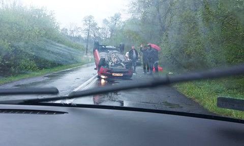 Niebezpiecznie pod Lubcem. Nadmierna prędkość i renault na dachu - Zdjęcie główne