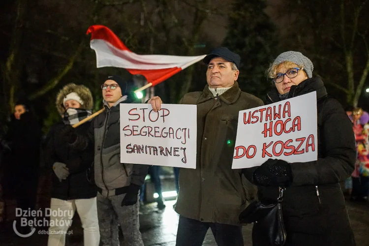 Bełchatowianie znów wyszli protestować. Transparenty i okrzyki na pl. Narutowicza [FOTO] - Zdjęcie główne