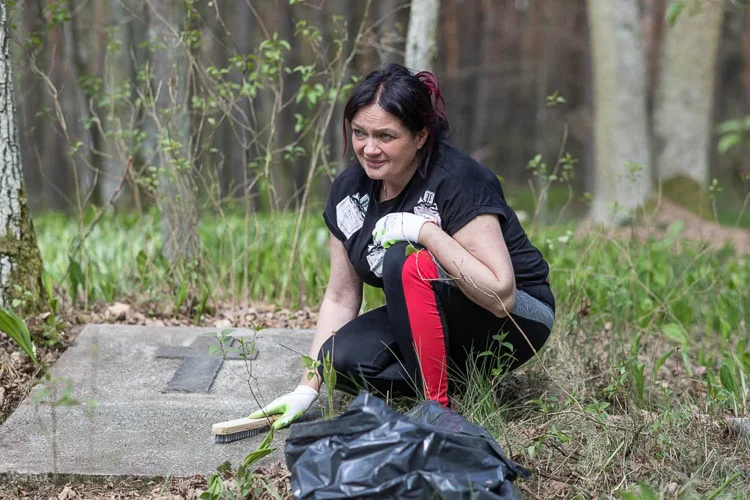 Mieszkańcy wzięli sprawy w swoje ręce. Spontaniczna akcja na cmentarzu [FOTO] - Zdjęcie główne