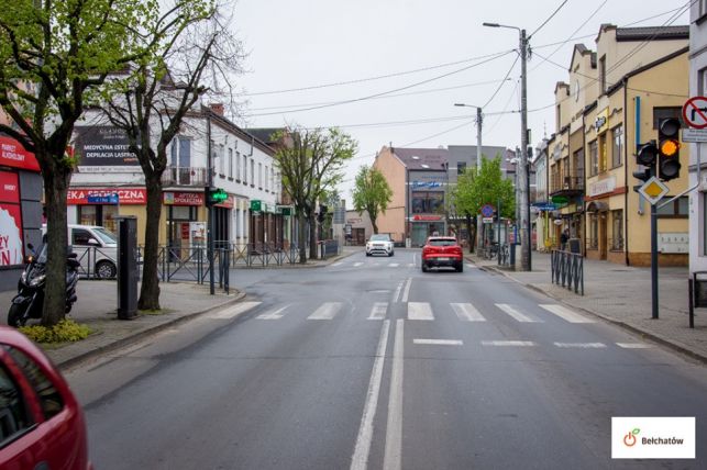 Utrudnienia na skrzyżowaniu w centrum miasta. Kolizja i uszkodzona sygnalizacja świetlna - Zdjęcie główne