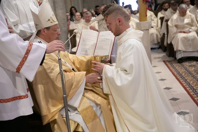 Zamienił glany i bojówki na sutannę. Bełchatowianin został księdzem [FOTO] - Zdjęcie główne