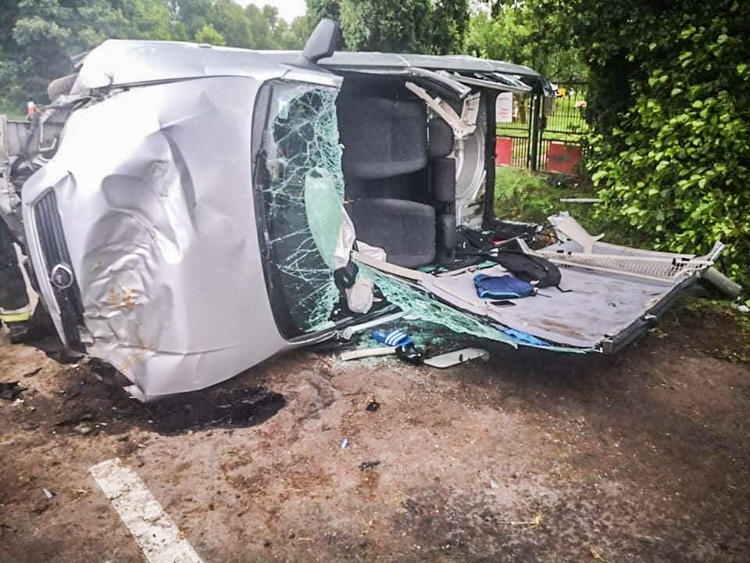 Bełchatowscy mundurowi pierwsi na wypadku w sąsiednim powiecie. Trzeba było odciąć dach samochodu [FOTO] - Zdjęcie główne