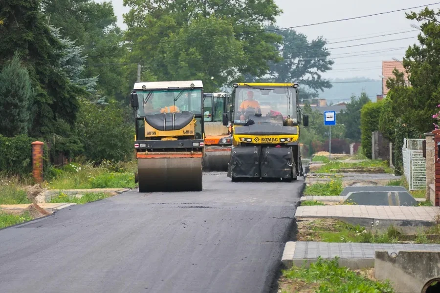 W podbełchatowskiej miejscowości wyremontują dwie drogi. Prace ruszą już jesienią - Zdjęcie główne