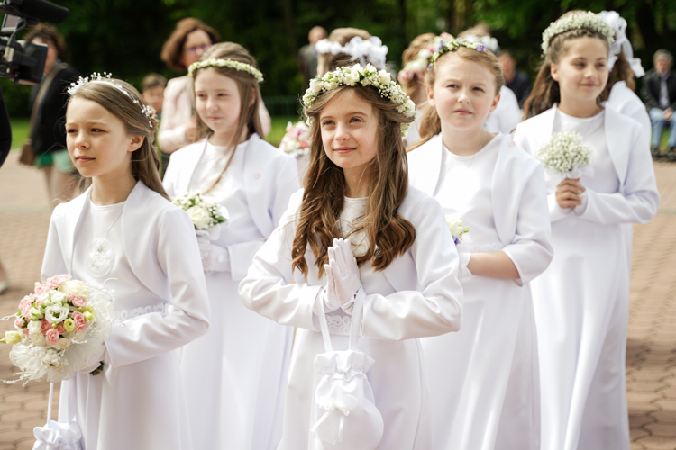 Pierwsza komunia święta w Bełchatowie. Uroczystości w kościele na osiedlu Binków [FOTO] - Zdjęcie główne