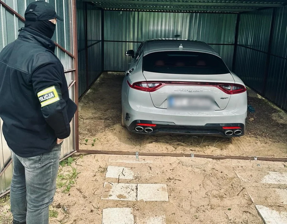 Policjanci odzyskali skradzione auto. Kia Stinger warta 140 tys. zł schowana w "blaszaku" - Zdjęcie główne