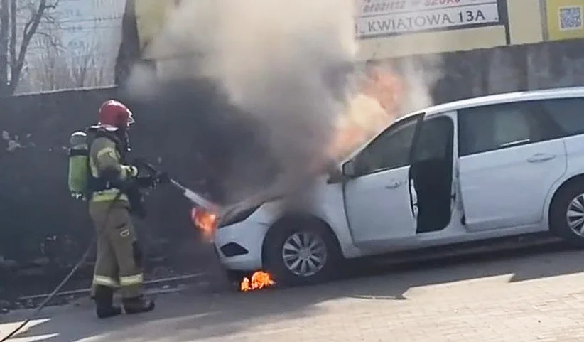 Samochód stanął w ogniu. Akcja straży pożarnej na ul. Kwiatowej - Zdjęcie główne